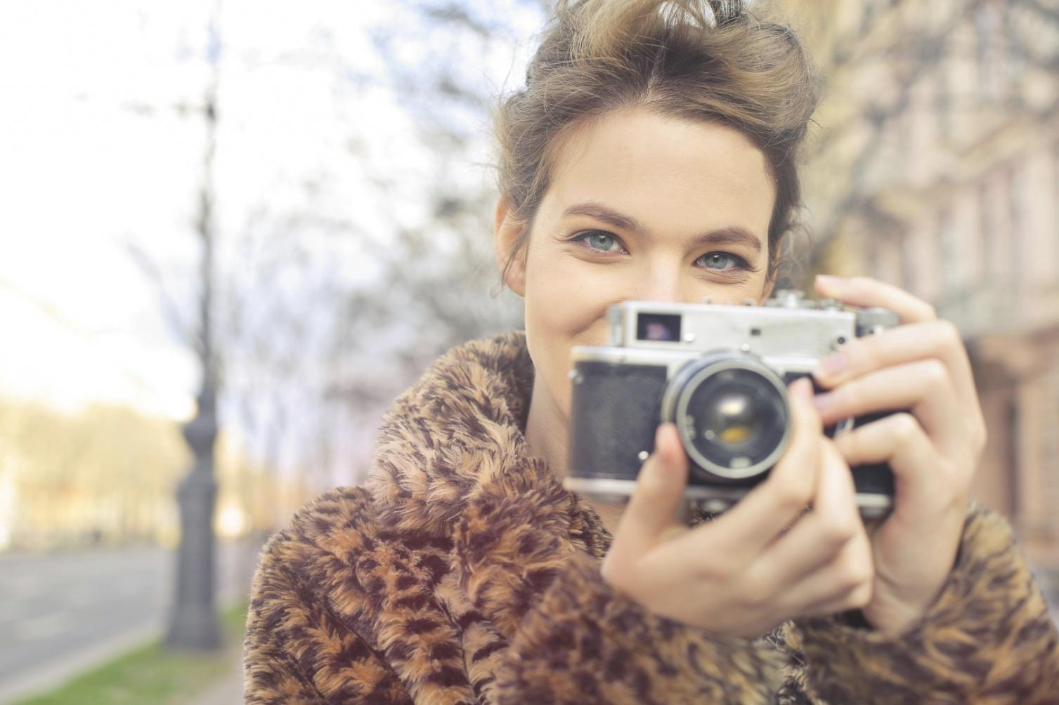Espace galerie avec exposition photographique documentaire